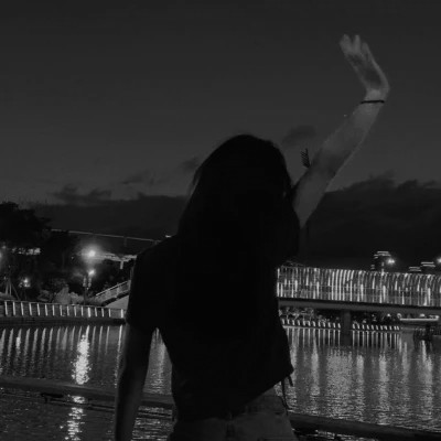 高级感黑白背影女生头像