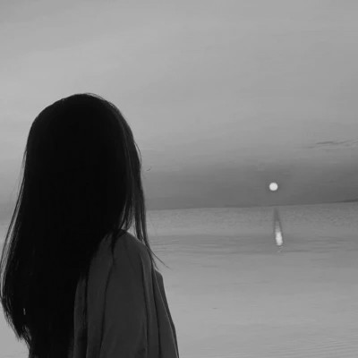 高级感黑白背影女生头像