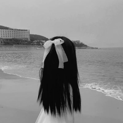 高级感黑白背影女生头像