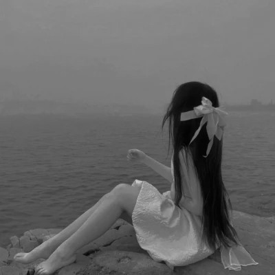 高级感黑白背影女生头像