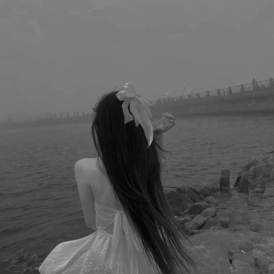 高级感黑白背影女生头像