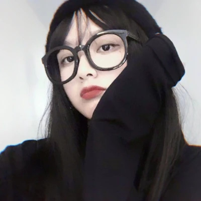 戴帽子女生头像图片