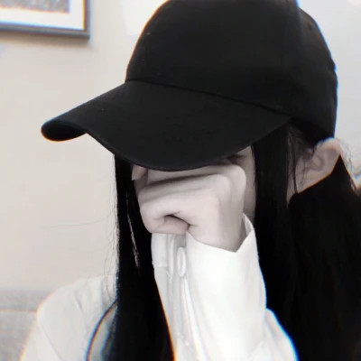 戴帽子女生头像图片