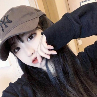 戴帽子女生头像图片