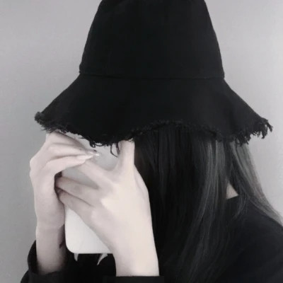 戴帽子女生头像图片