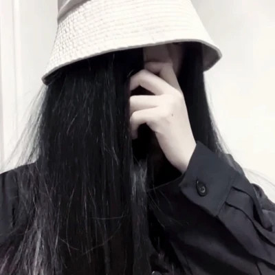 戴帽子女生头像图片