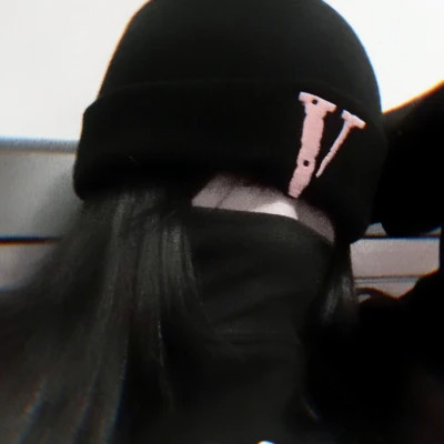 戴帽子女生头像图片