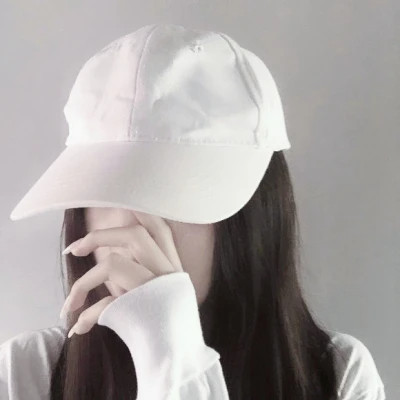 戴帽子女生头像图片