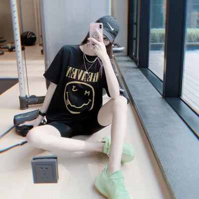 戴帽子女生头像图片