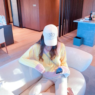 戴帽子女生头像图片