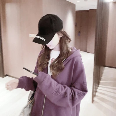 戴帽子女生头像图片