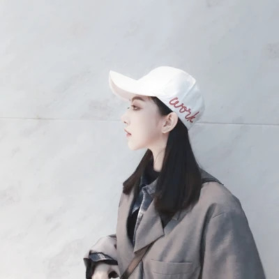 酷酷的戴帽子女生头像图片