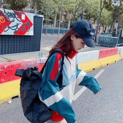 戴帽子女生头像高级真人图片