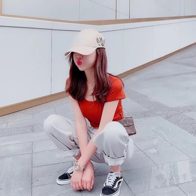 戴帽子女生头像高级真人图片