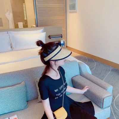 女生头像高冷戴帽子侧脸