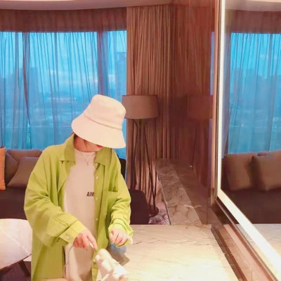 女生头像高冷戴帽子侧脸
