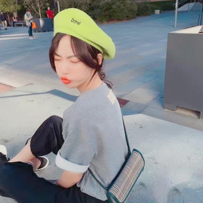 美女戴帽子图片头像