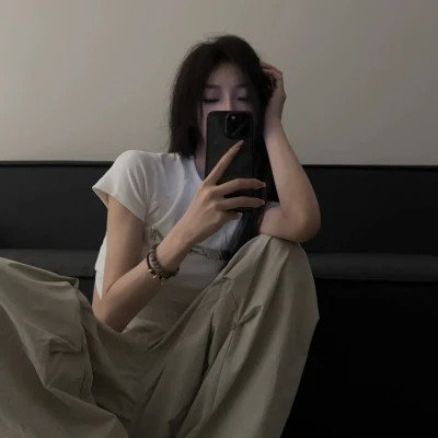 女生自拍高级感头像图片