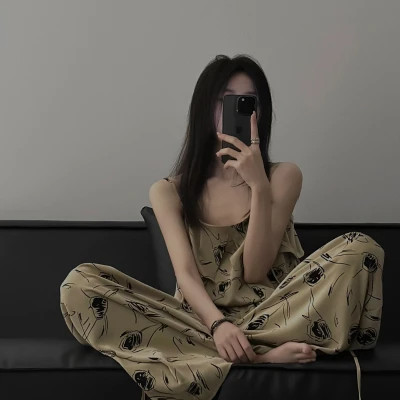女生拿手机挡脸的头像图片