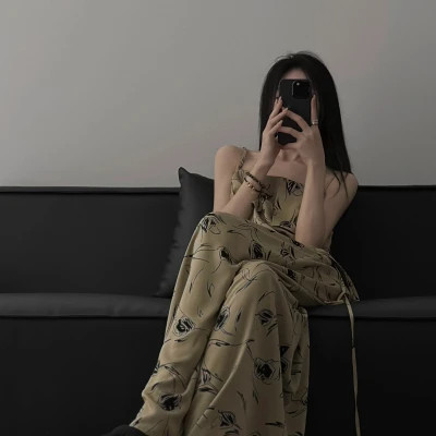 女生拿手机挡脸的头像图片