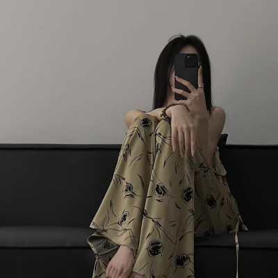 女生拿手机挡脸的头像图片