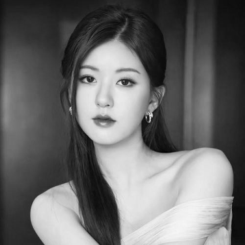 女生头像黑白图片2025最火爆