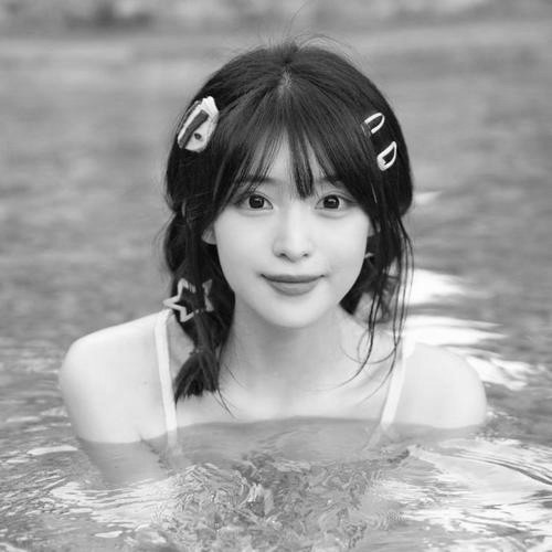 女生头像黑白图片2025最火爆