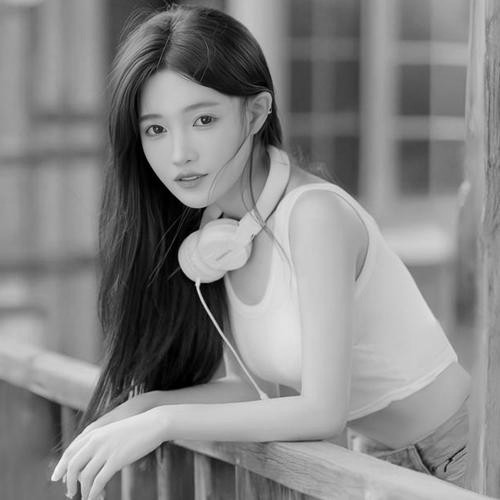 女生头像黑白图片2025最火爆