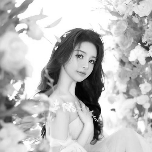 女生头像黑白图片2025最火爆