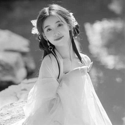 女生头像黑白图片2025最火爆