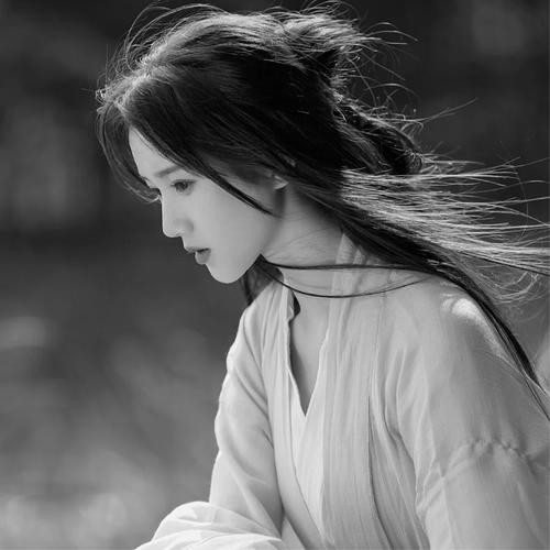 女生头像黑白图片2025最火爆