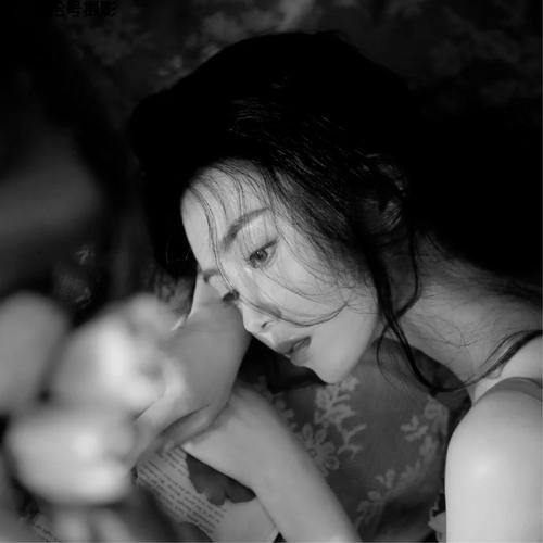 女生头像黑白图片2025最火爆