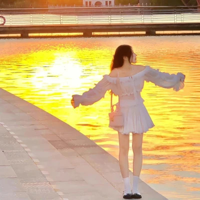 最新不露脸背影女生头像图片