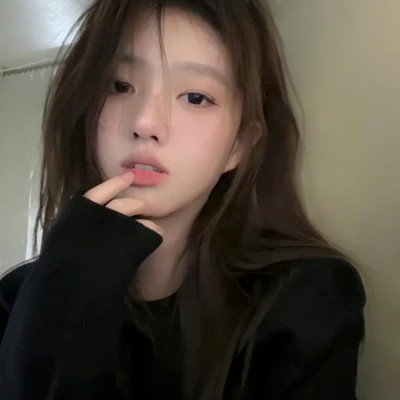 2025年最受欢迎的女生真人头像图片