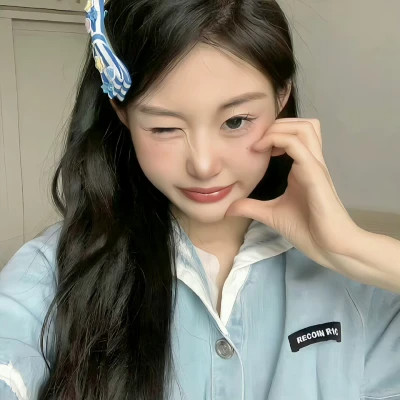 个性2025微信真人女生头像