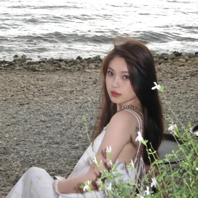 个性2025微信真人女生头像