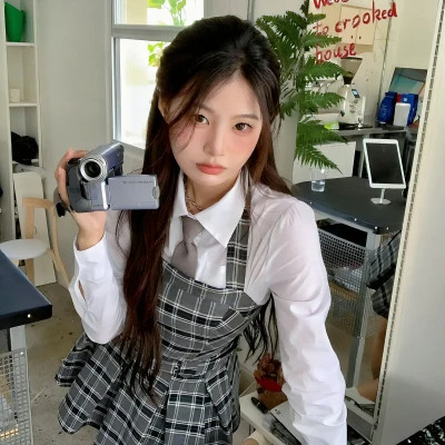 精选2025微信真人女生头像