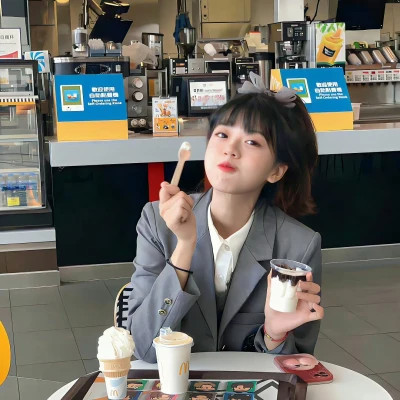 精选2025微信真人女生头像