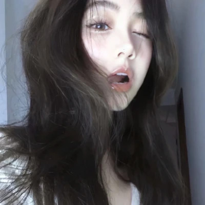 时尚潮流的2025年女生头像图片