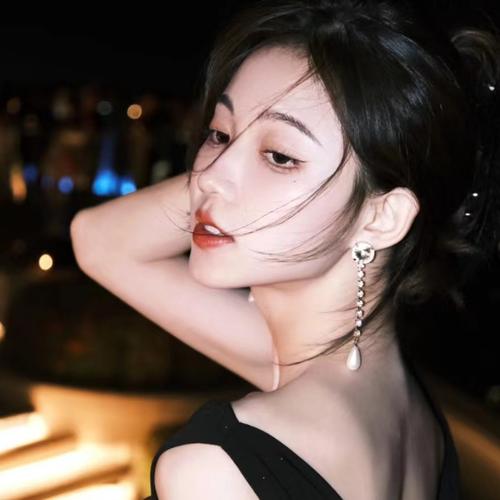 2025年网上最火的女生头像图片