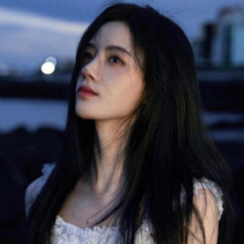2025年网上最火的女生头像图片