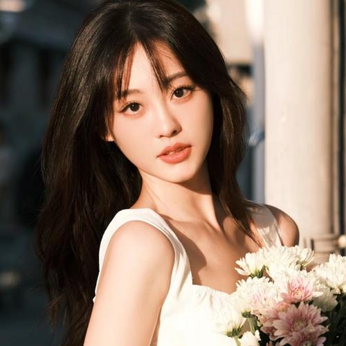 2025年网上最火的女生头像图片