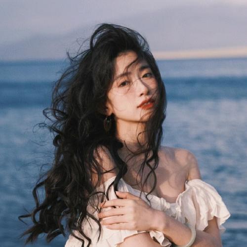 2025年网上最火的女生头像图片