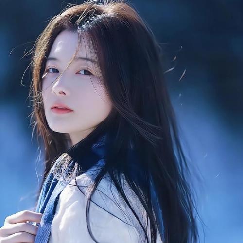 2025年网上最火的女生头像图片