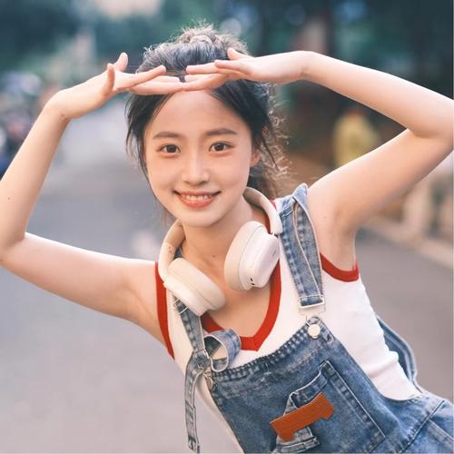2025年网上最火的女生头像图片