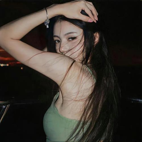 2025年网上最火的女生头像图片