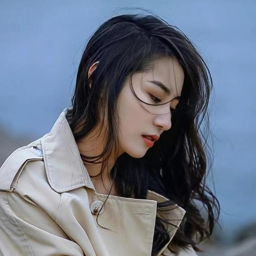 2025年网上最火的女生头像图片