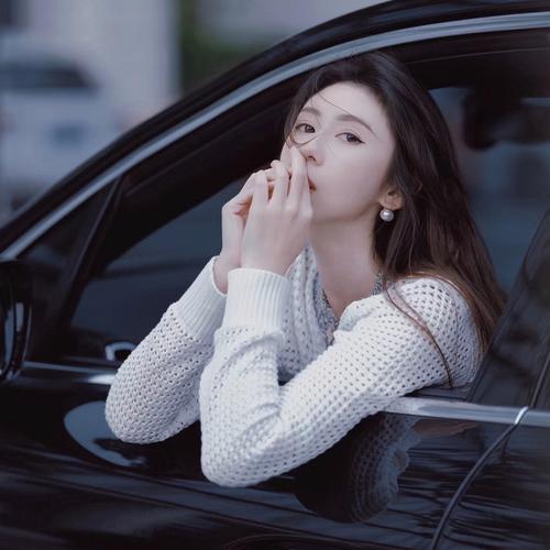 2025年网上最火的女生头像图片