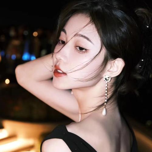 2025年网上最火的女生头像图片