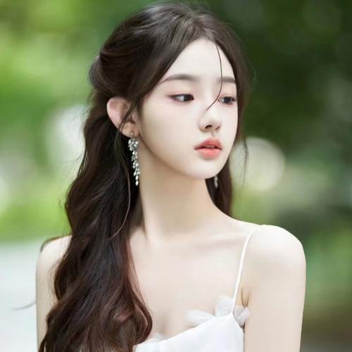 2025年网上最火的女生头像图片
